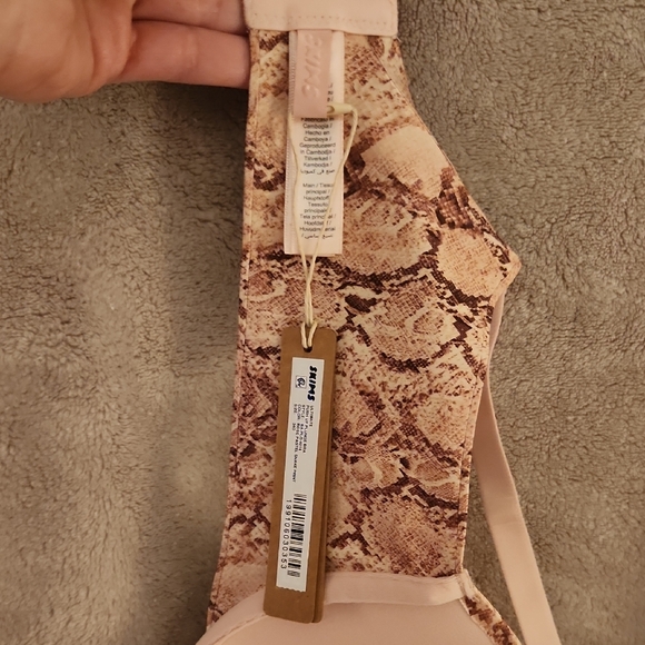 SKIMS Blush Snake Print Bra - Picture 5 of 5
